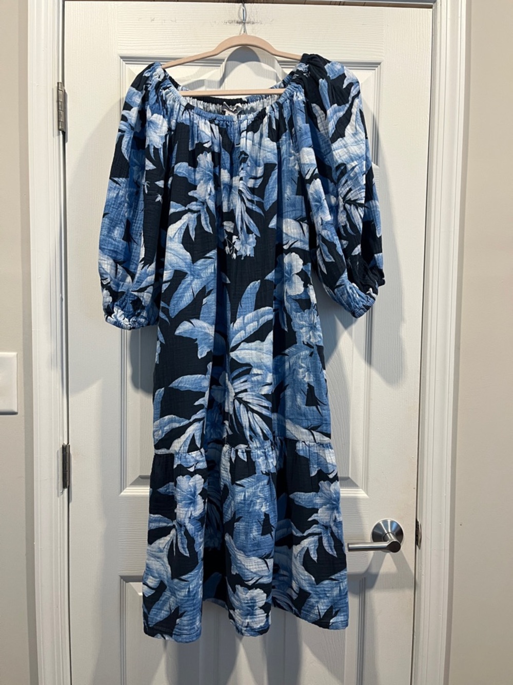Tommy Bahama Women’s‎ L Day Break Hibisus Blue and white Floral Pattern. Size M
